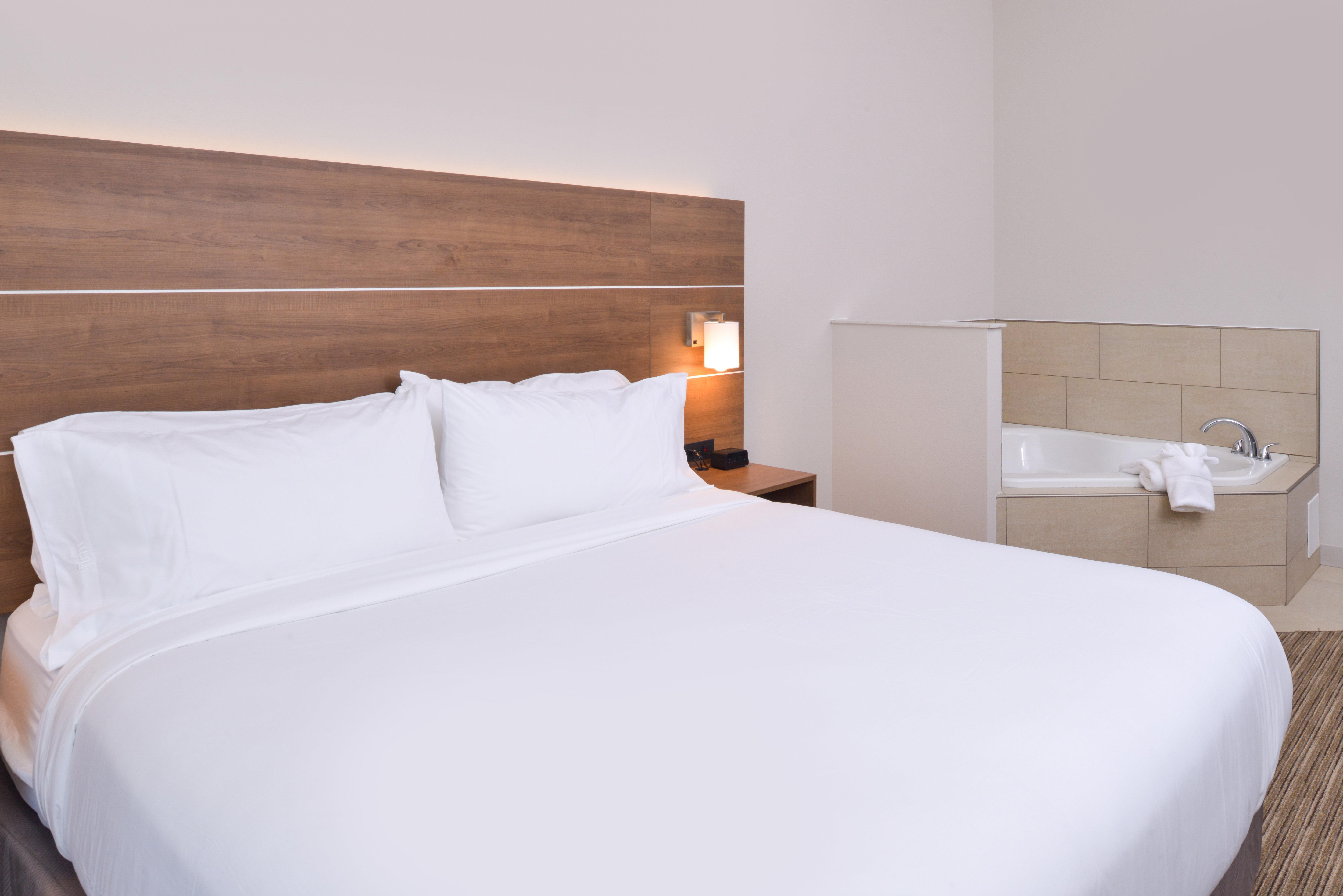 Express & - - 120th And Maple By Ihg Omaha
