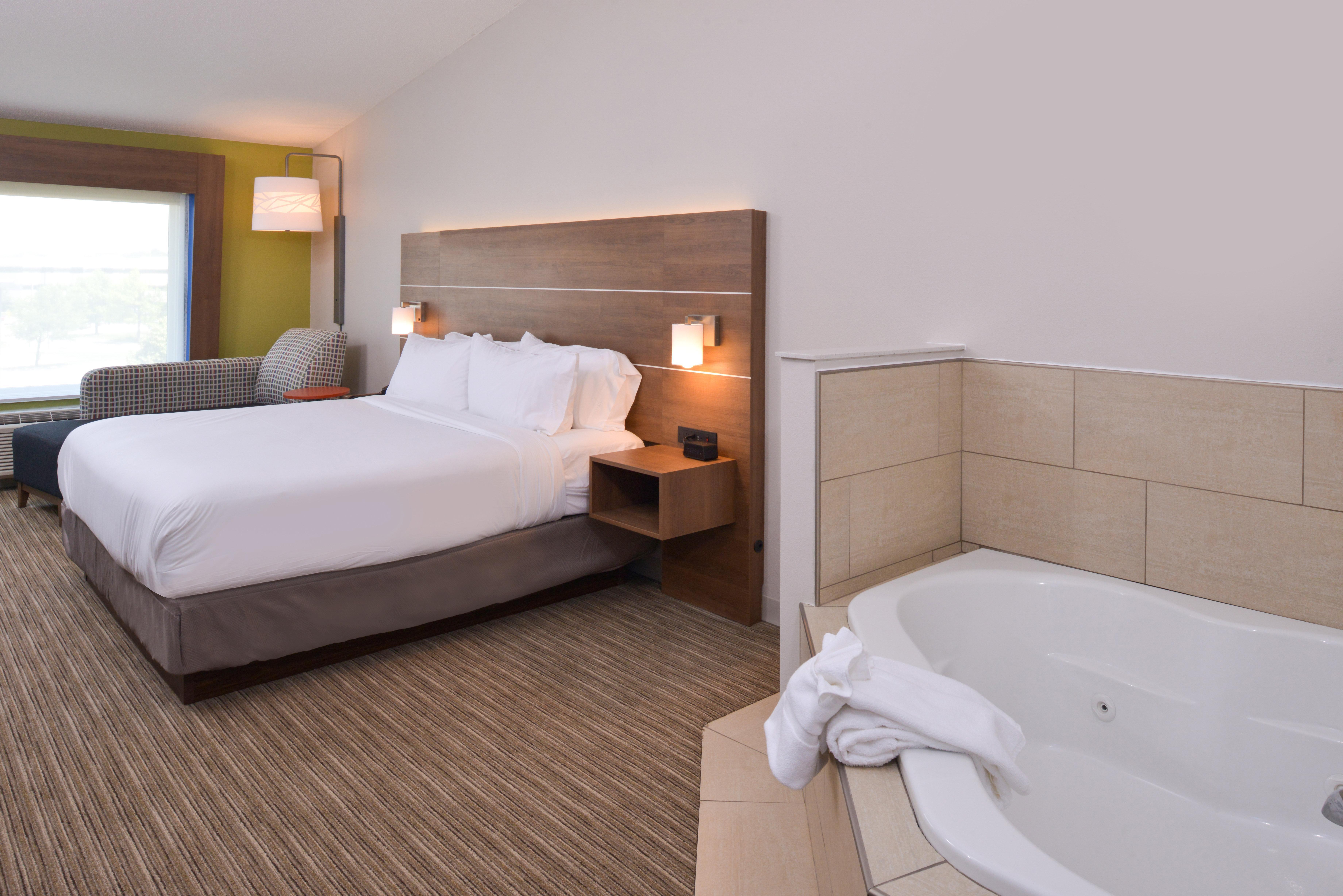 Express & - - 120th And Maple By Ihg 3*