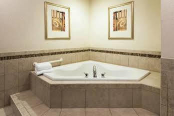 Express & - - 120th And Maple By Ihg Hotel 3*