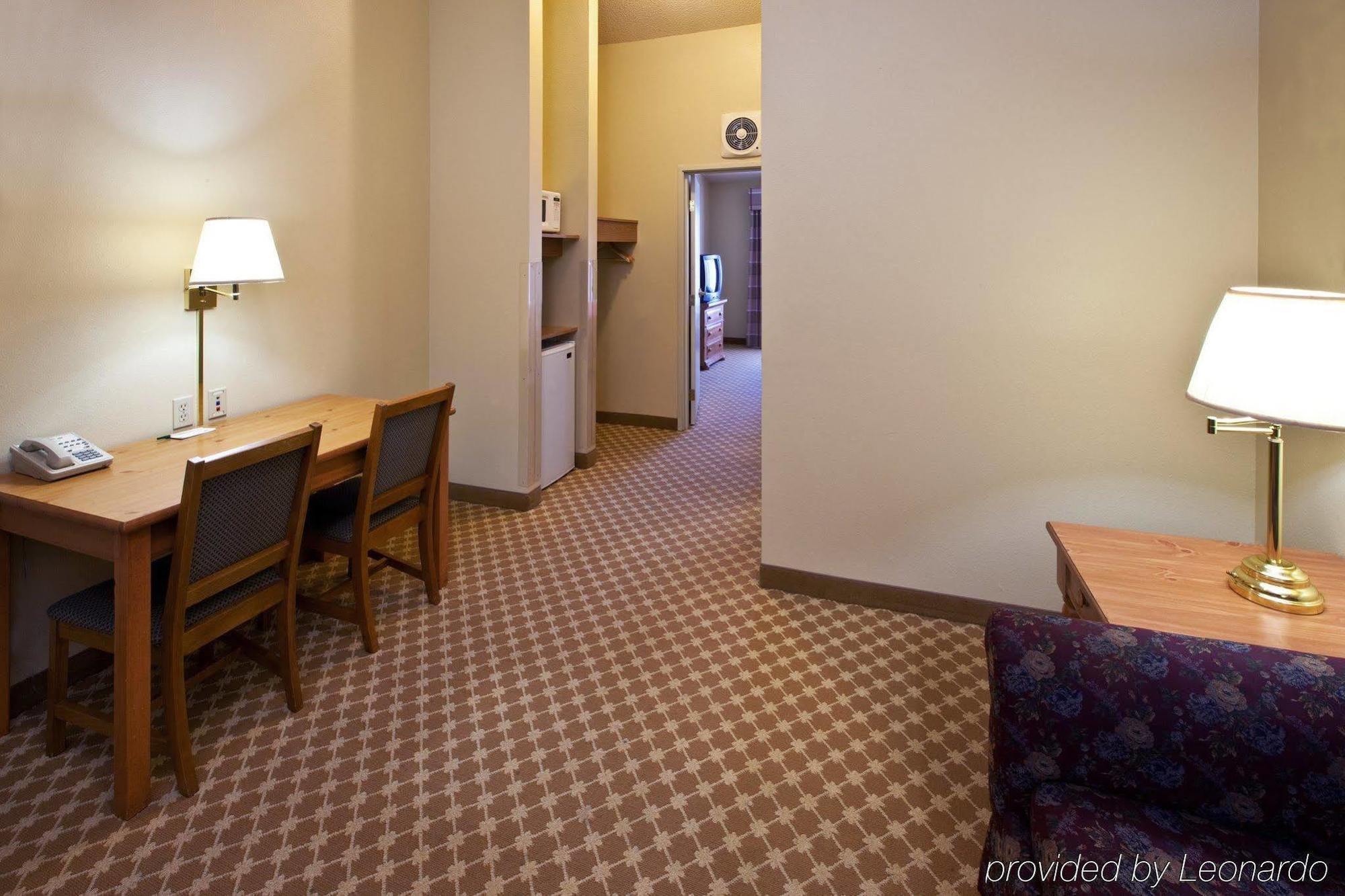 Hotel Express & - - 120th And Maple By Ihg 3*